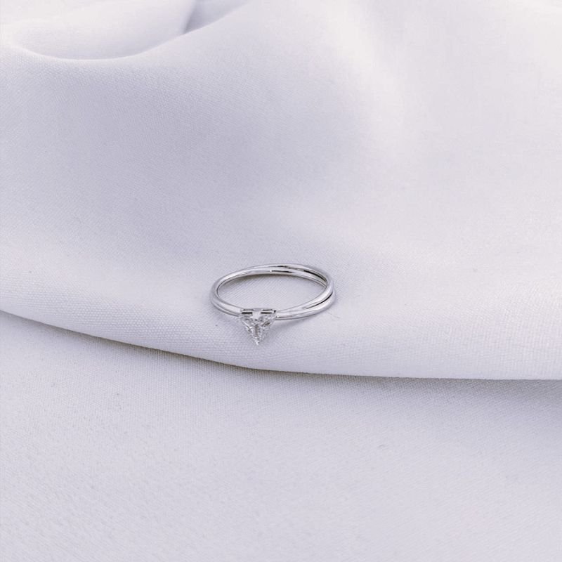 ANEL ARO DUPLO COM ZIRCONIA TRIANGULO EM RÓDIO BRANCO