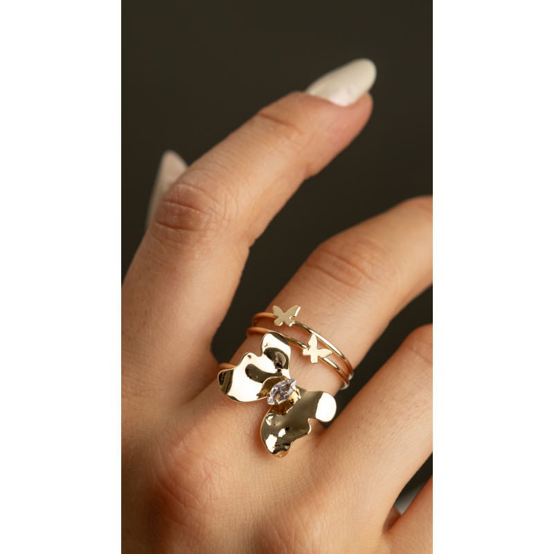ANEL ARO TORCIDO COM BORBOLETA ORGÂNICA E ZIRCONIA CENTRO EM OURO 18K