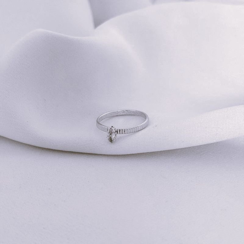 ANEL ARO TRABALHADO COM ZIRCONIA NAVETE EM OURO 18K