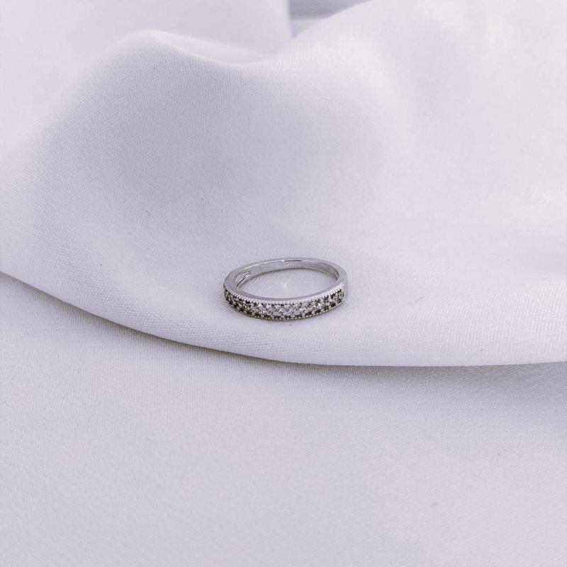 ANEL COM 17 ZIRCONIAS EM RÓDIO BRANCO