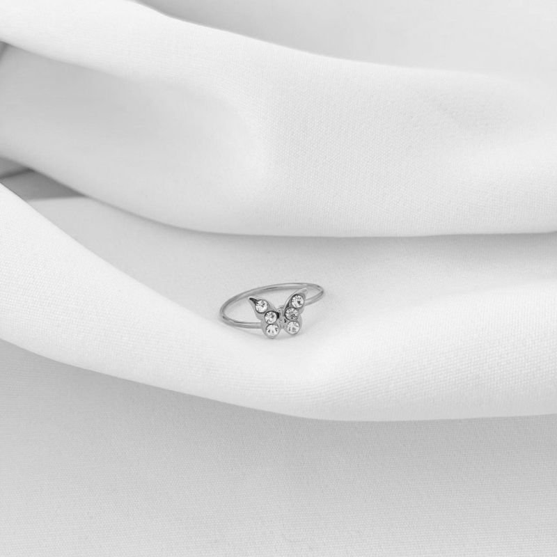 ANEL COM BORBOLETA CRAVEJADA EM RÓDIO BRANCO