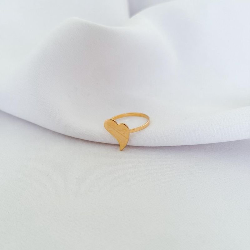 ANEL COM CORACAO TORTO LISO EM OURO 18K