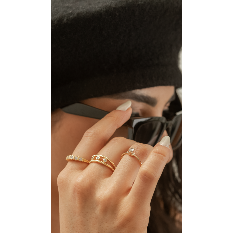 ANEL COM DETALHE DE MOLA E ZIRCONIA NAVETE EM OURO 18K