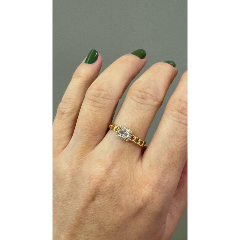 ANEL COM DETALHES VAZADOS E ZIRCONIA RETANGULAR EM OURO 18K