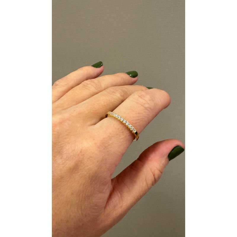 ANEL COM FILEIRA DE 11 ZIRCONIAS EM OURO 18K