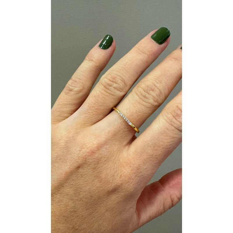 ANEL COM FILEIRA DE 7 ZIRCONIAS EM OURO 18K