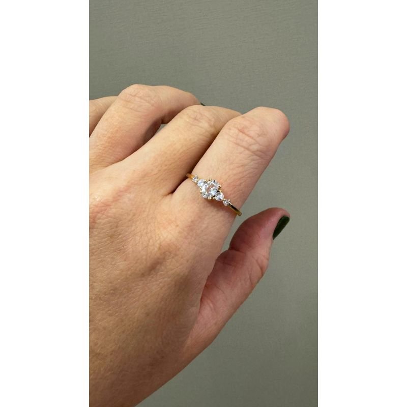 ANEL COM PEDRA OVAL EM OURO 18K
