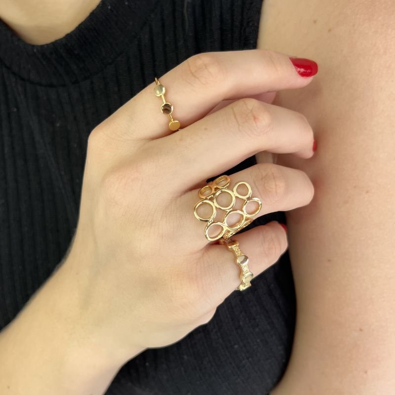 ANEL COM PLACAS REDONDAS E PONTO DE LUZ EM OURO 18K