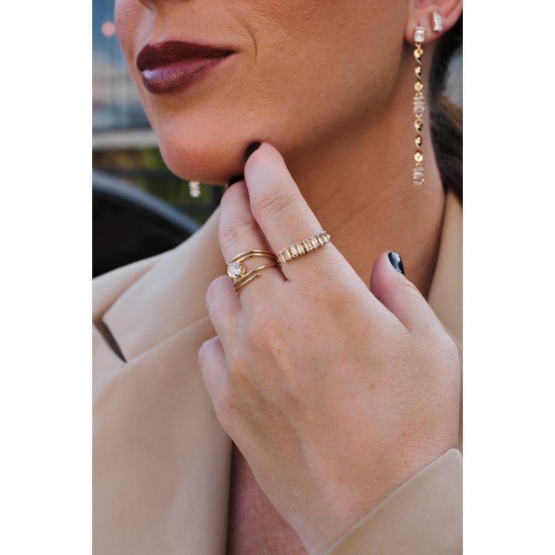 ANEL COM ZIRCONIAS BAGUETES EM OURO 18K