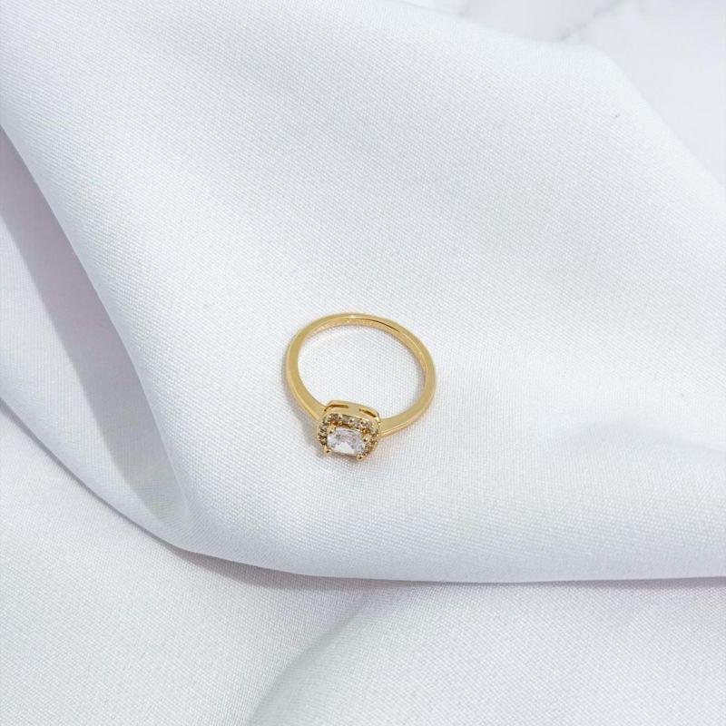 ANEL CRAVEJADO C/ PEDRA QUADRADA NO CENTRO EM OURO 18K