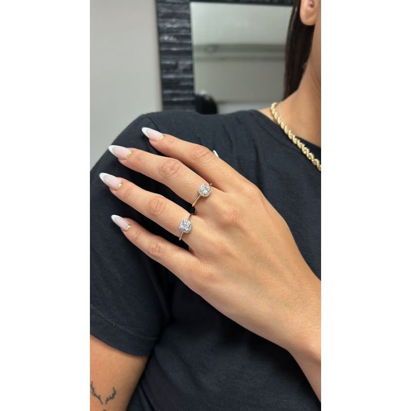 ANEL CRAVEJADO C/ PEDRA QUADRADA NO CENTRO EM OURO 18K