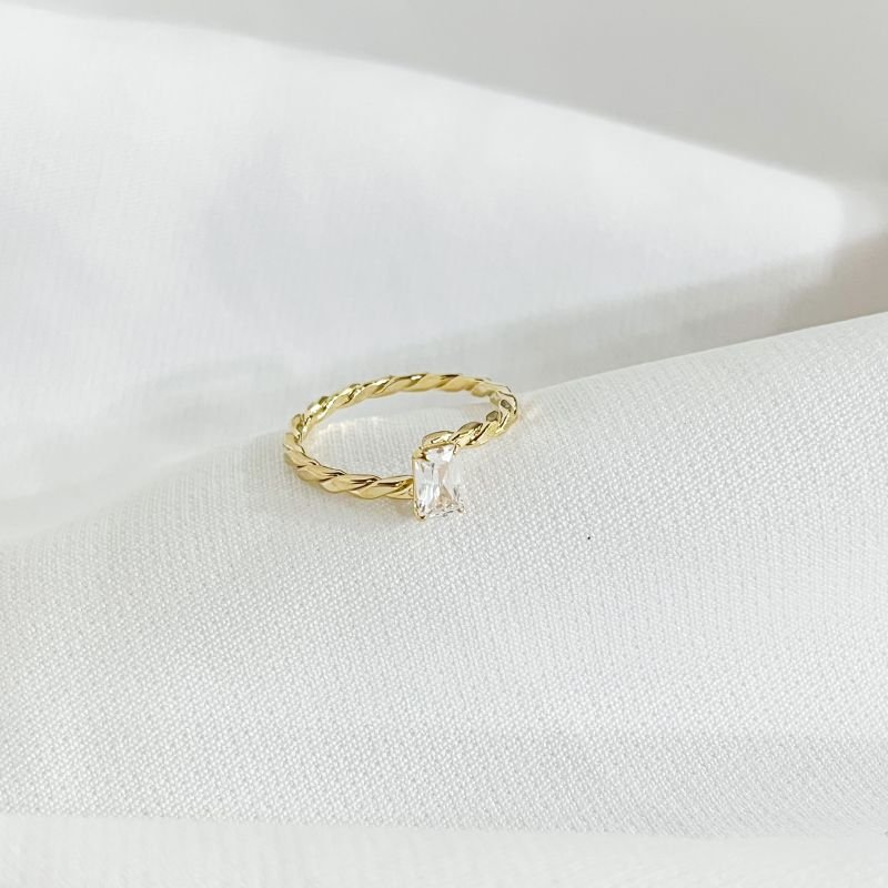 ANEL FIO TORCIDO COM ZIRCONIA OCTAGONAL EM OURO 18K