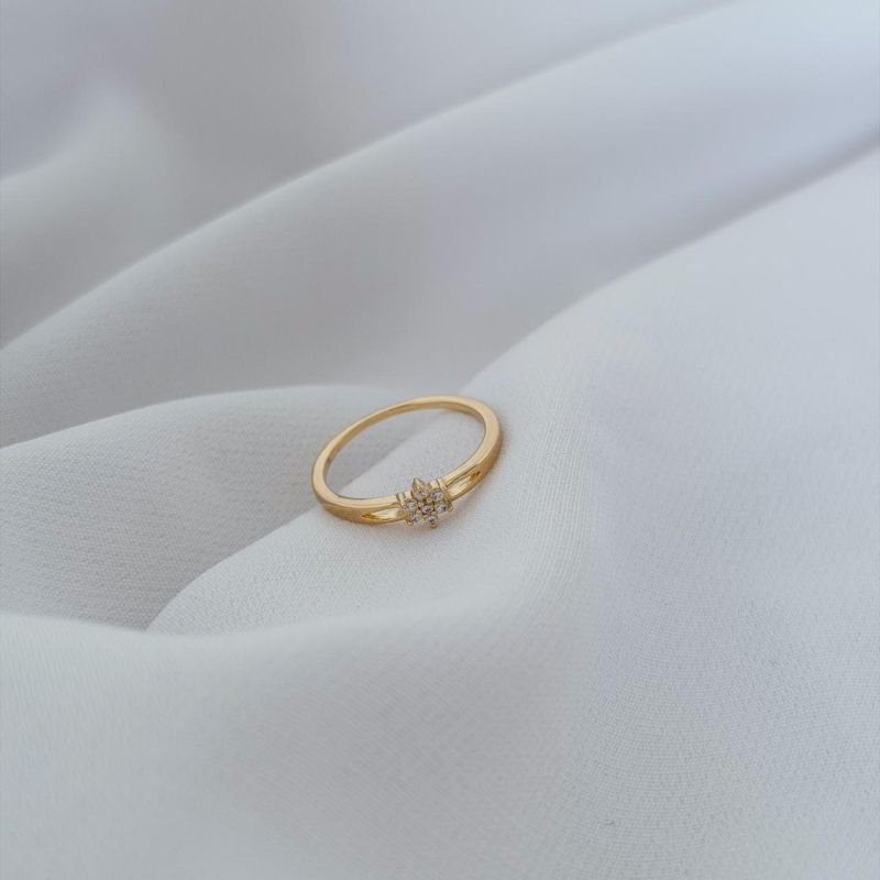 ANEL FLOR 7 ZIRCONIAS EM OURO 18K