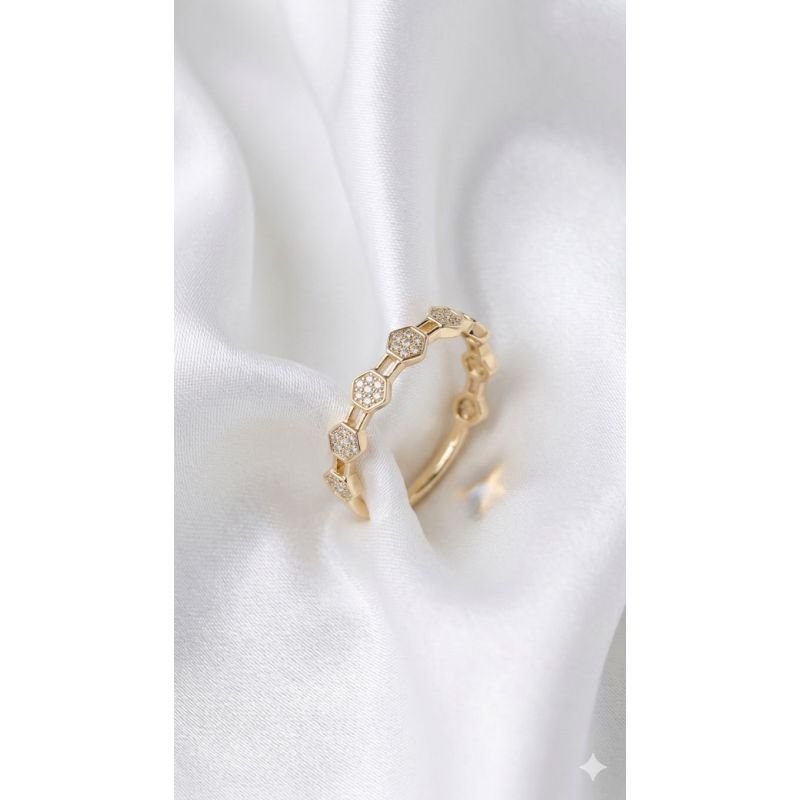 ANEL FLOR COM 7 ZIRCONIAS EM OURO 18K