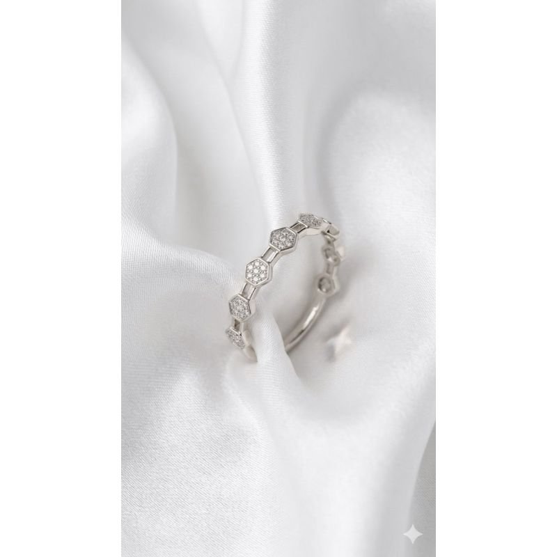 ANEL FLOR COM 7 ZIRCONIAS EM RÓDIO BRANCO