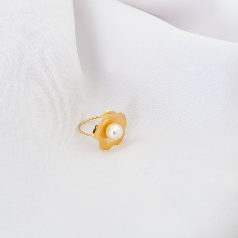 ANEL FLOR COM PEROLA NO CENTRO EM OURO 18K