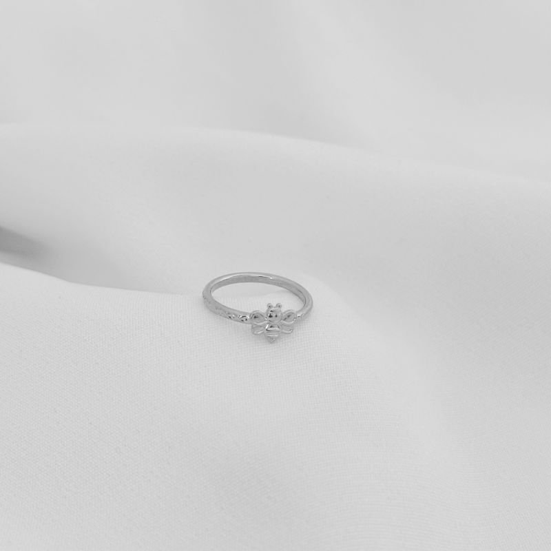 ANEL INFANTIL ABELHA EM RÓDIO BRANCO