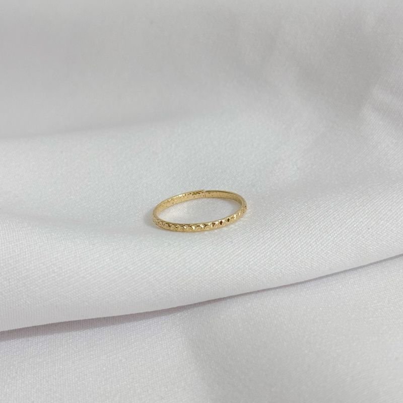 ANEL LAMINADO FINO RECARTILHADO EM OURO 18K
