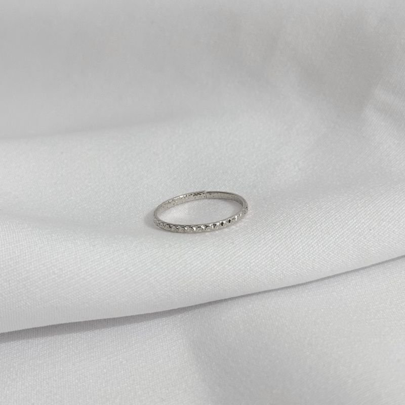 ANEL LAMINADO FINO RECARTILHADO EM RÓDIO BRANCO