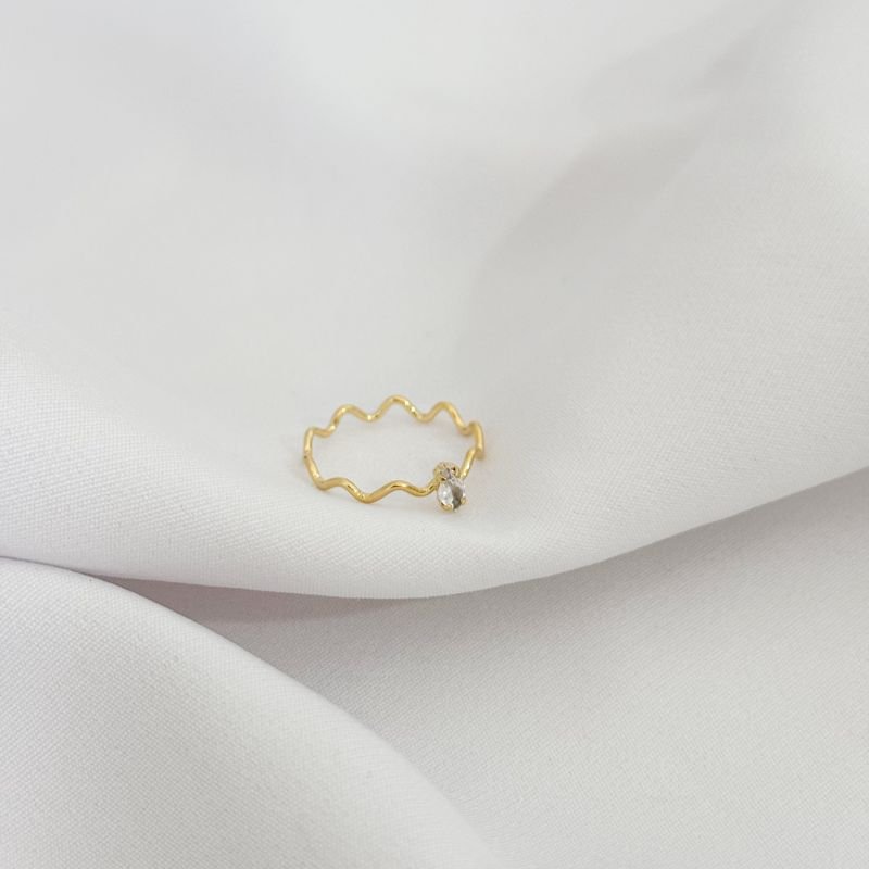 ANEL ONDULADO COM ZIRCONIA NAVETE EM OURO 18K