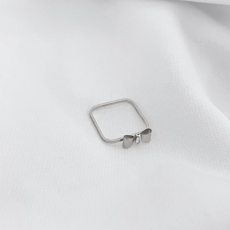 ANEL QUADRADO COM LAÇO E ZIRCONIA CRISTAL EM RÓDIO BRANCO
