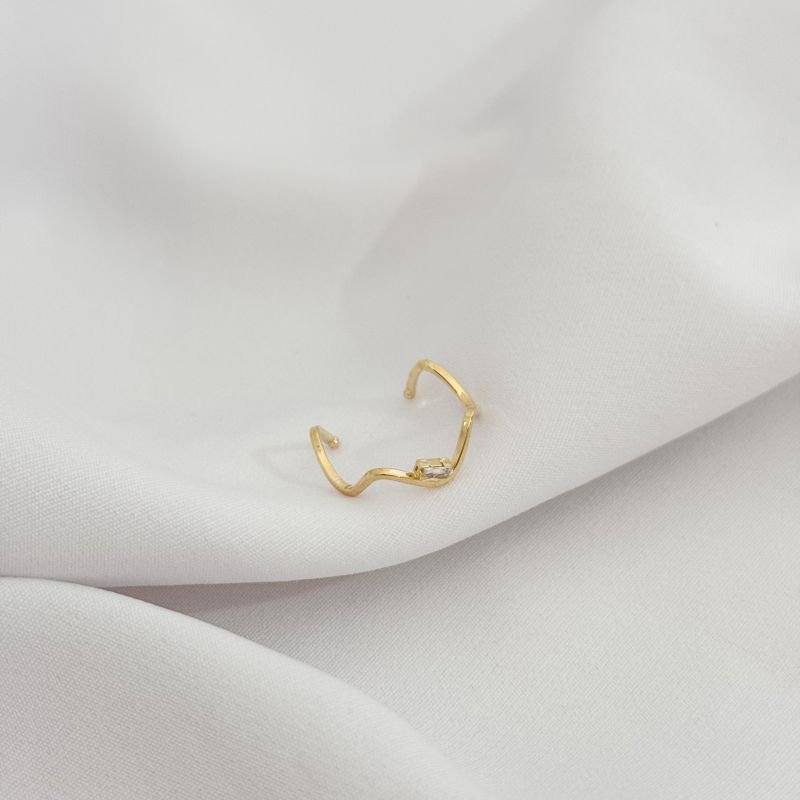 ANEL REGULAVEL FIO TORCIDO EM Z COM ZIRCONIA BAGUETE EM OURO 18K