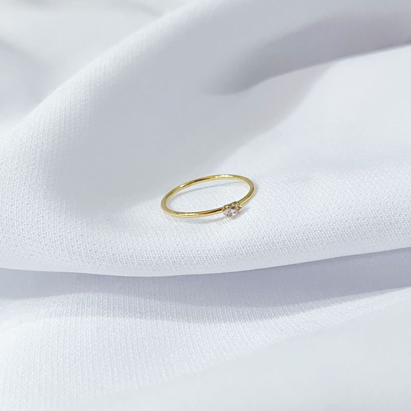 ANEL SOLITARIO DELICADO COM ZIRCONIA NAVETE EM OURO 18K