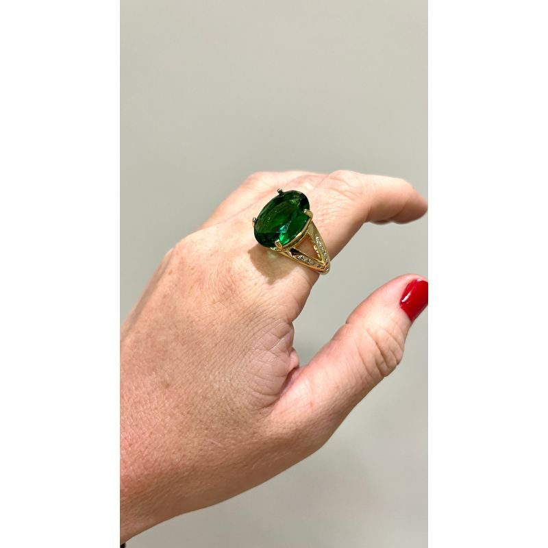 ANEL SOLITARIO PEDRA OVAL GRANDE E ZIRCONIAS CRAVEJADAS NO ARO EM OURO 18K