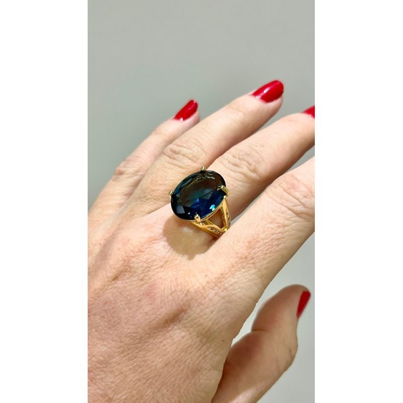 ANEL SOLITARIO PEDRA OVAL GRANDE E ZIRCONIAS CRAVEJADAS NO ARO EM OURO 18K