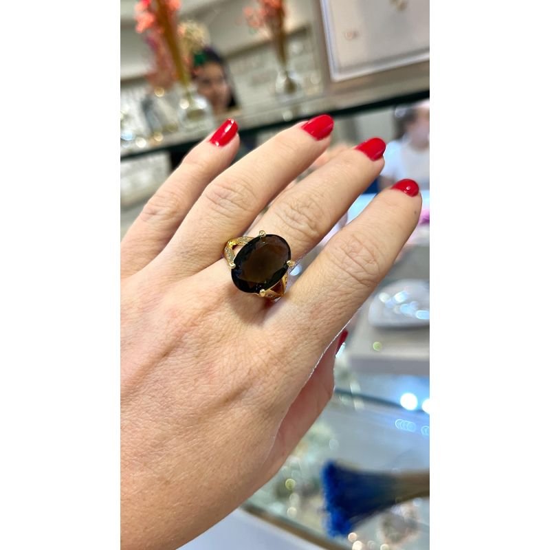 ANEL SOLITARIO PEDRA OVAL GRANDE E ZIRCONIAS CRAVEJADAS NO ARO EM OURO 18K