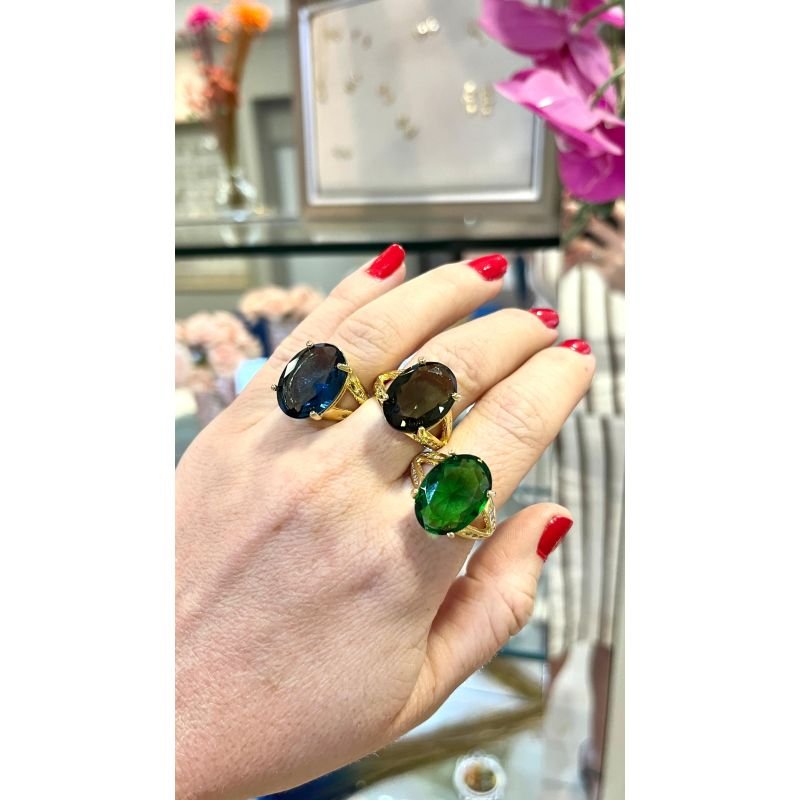 ANEL SOLITARIO PEDRA OVAL GRANDE E ZIRCONIAS CRAVEJADAS NO ARO EM OURO 18K