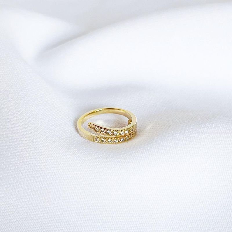 ANEL TIPO ALIANÇA COM ZIRCÔNIAS EM OURO 18K