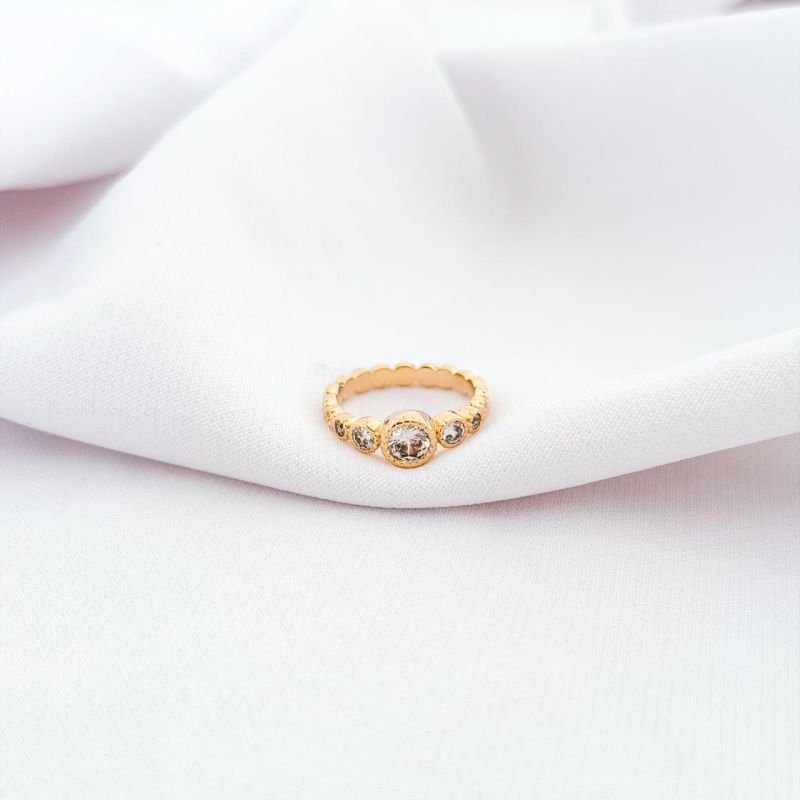 ANEL TRABALHADO COM ZIRCONIAS EM OURO 18K