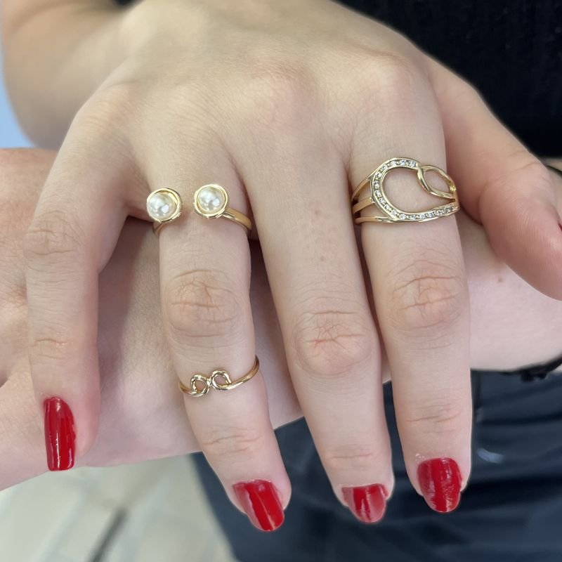 ANEL VAZADO COM ZIRCONIAS EM OURO 18K