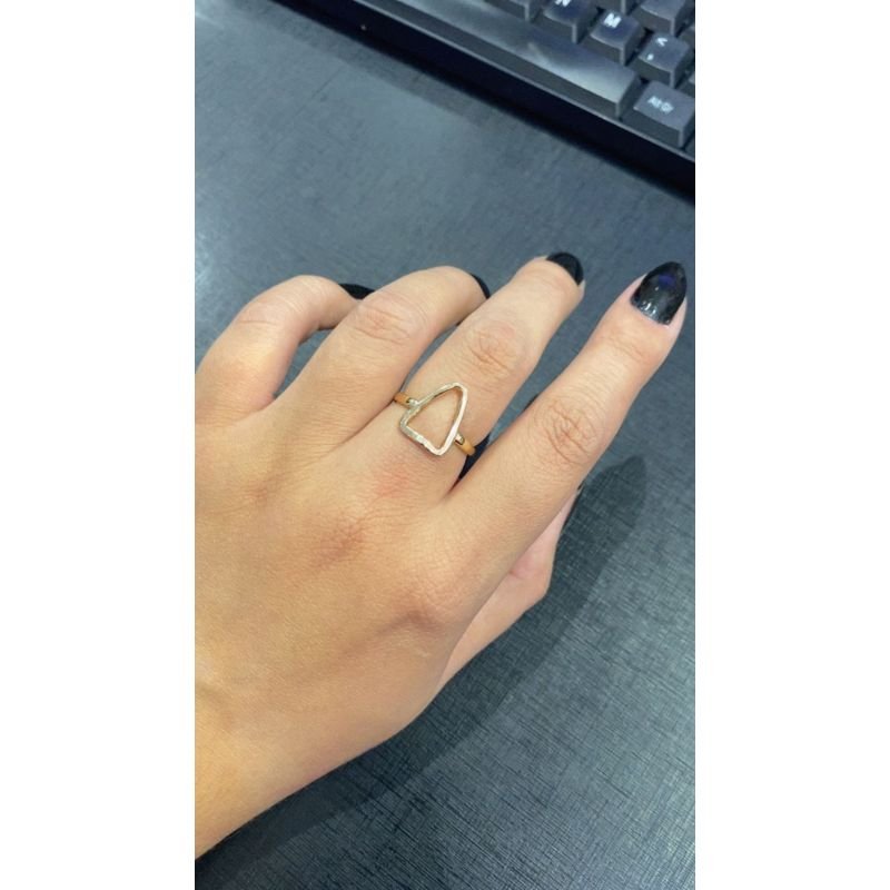 ANEL VAZADO TRIANGULAR EM OURO 18K