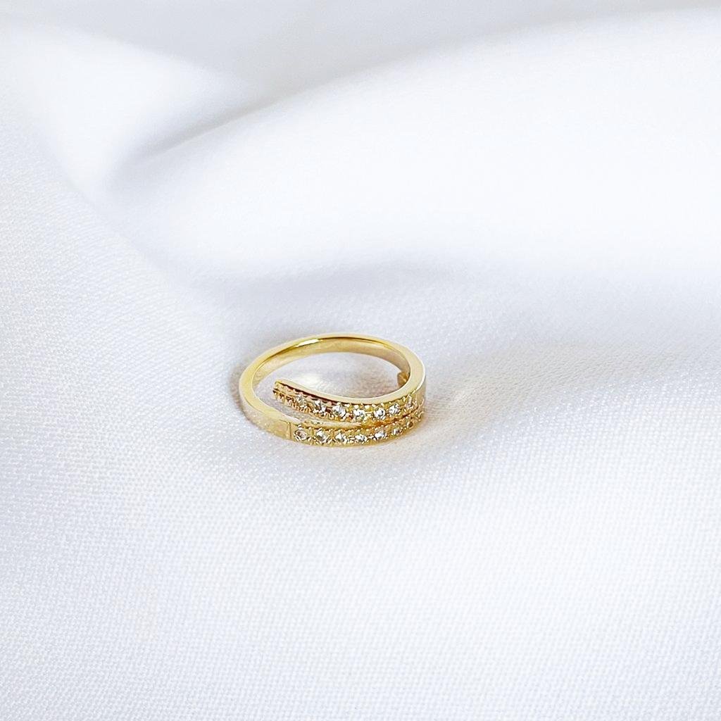 ANEL TIPO ALIANÇA COM ZIRCÔNIAS EM OURO 18K