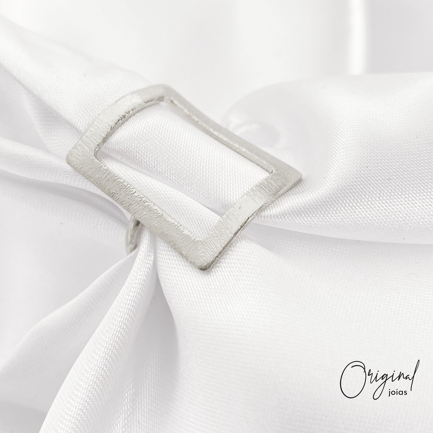 ANEL RETANGULAR VAZADO E FOSQUEADO EM RÓDIO BRANCO