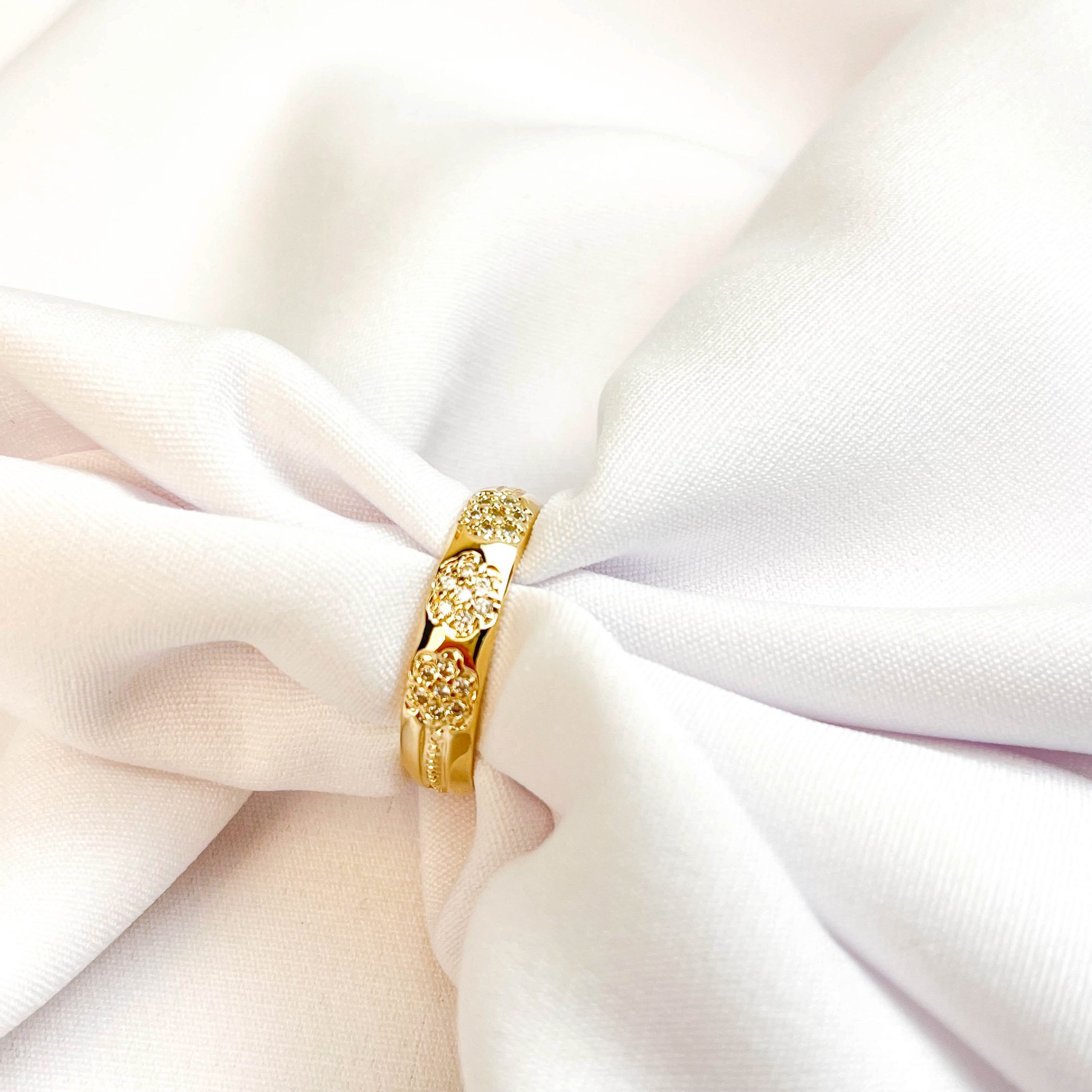 ANEL FLOR CRAVEJADA EM OURO 18K