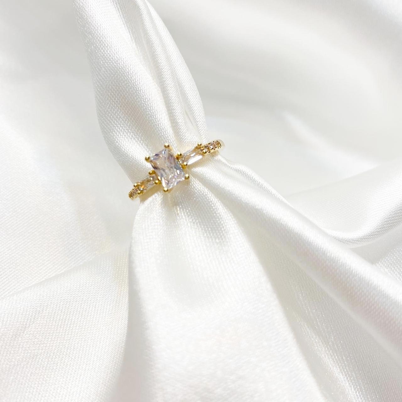 ANEL PEDRA BAGUETE EM ZIRCONIAS EM OURO 18K
