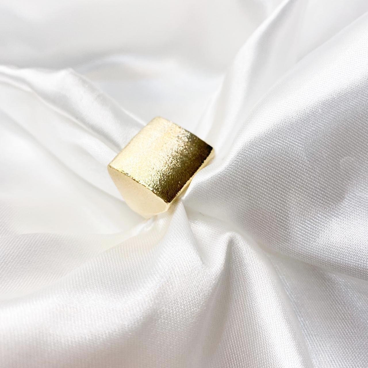 ANEL QUADRADO FOSCO EM OURO 18K