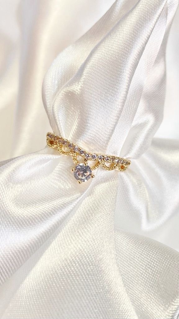 ANEL FORMATO COROINHA COM ZIRCÔNIAS EM OURO 18K