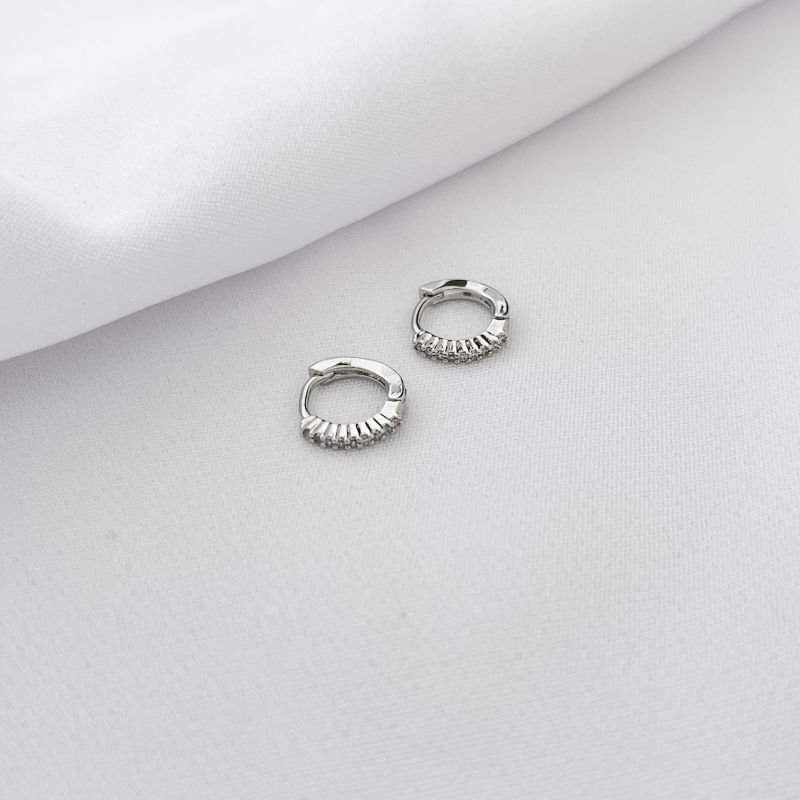 ARGOLA ARTICULADA COM ZIRCONIAS 1,3CM EM RÓDIO BRANCO