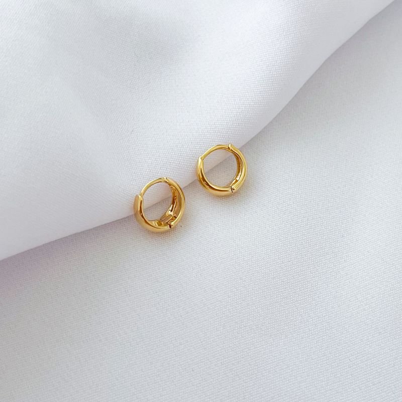 ARGOLA ARTICULADA LISA 1CM DIAMETRO EM OURO 18K