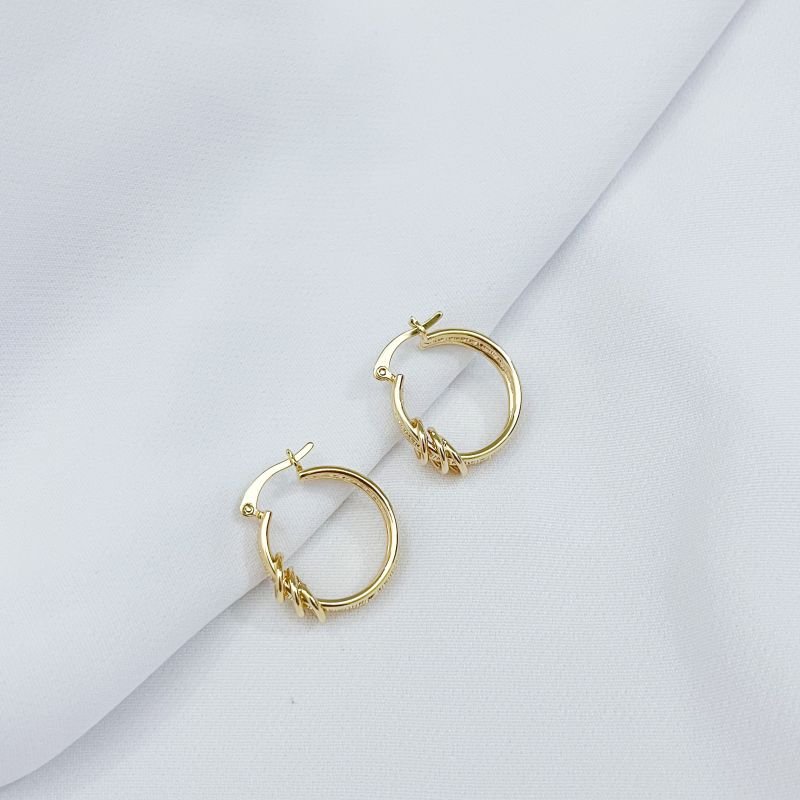 ARGOLA COM DETALHE DIAMANTADO CENTRAL E 3 ELOS 2CM EM OURO 18K