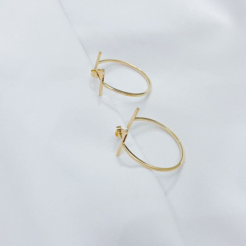 ARGOLA COM DETALHE EM T 3,5CM EM OURO 18K