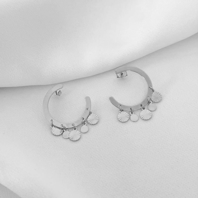 ARGOLA COM MEDALHAS DIAMANTADAS E LISAS EM RÓDIO BRANCO