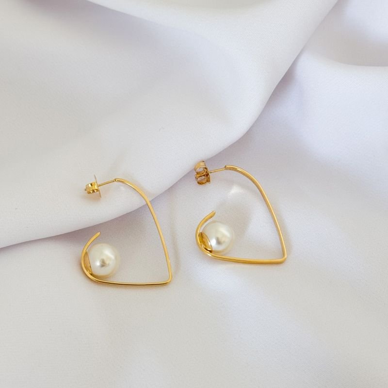 ARGOLA CORAÇÃO TORTO COM PEROLA EM OURO 18K