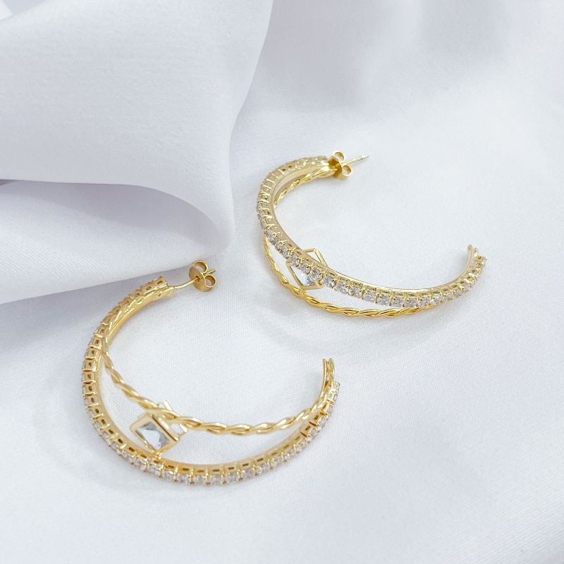 ARGOLA DUPLA COM FIO TRANÇADO, FIO DE ZIRCONIAS E CARRÉ EM OURO 18K