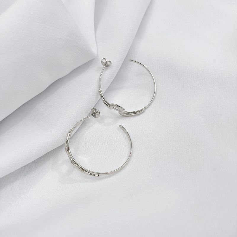 ARGOLA FIO COM DETALHE DE COBRA 3,5CM EM RÓDIO BRANCO