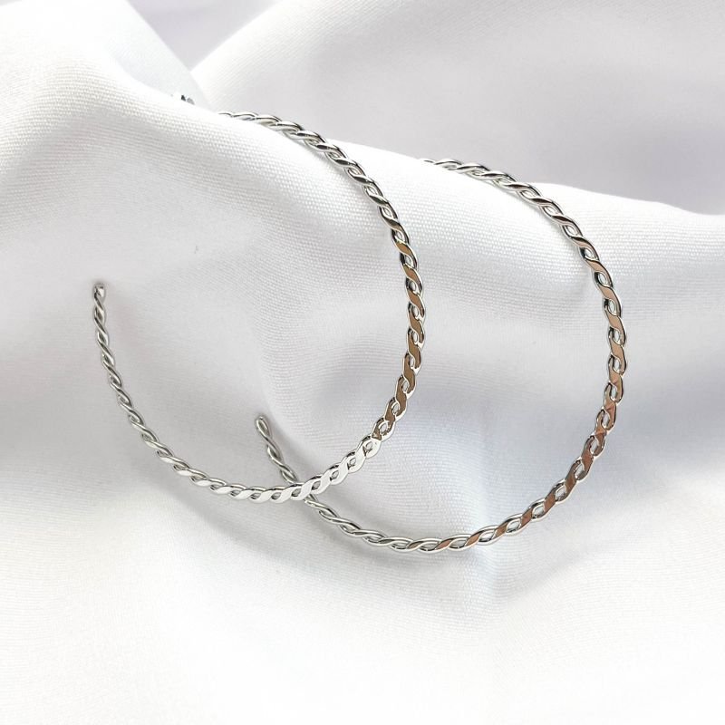 ARGOLA FIO TRANÇADO CHAPADO 5CM EM RÓDIO BRANCO